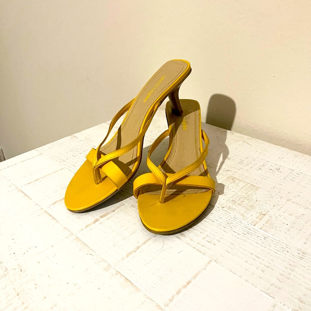 Yellow apostrophe sandals - kitten heel, in very good condition! Size 8.5